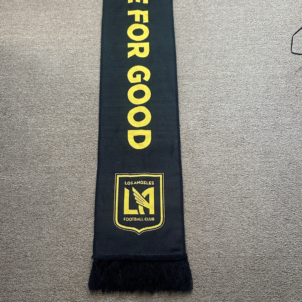 LAFC/Chevron promotional Black and Yellow Cityscape unisex Scarf - Picture 7 of 13